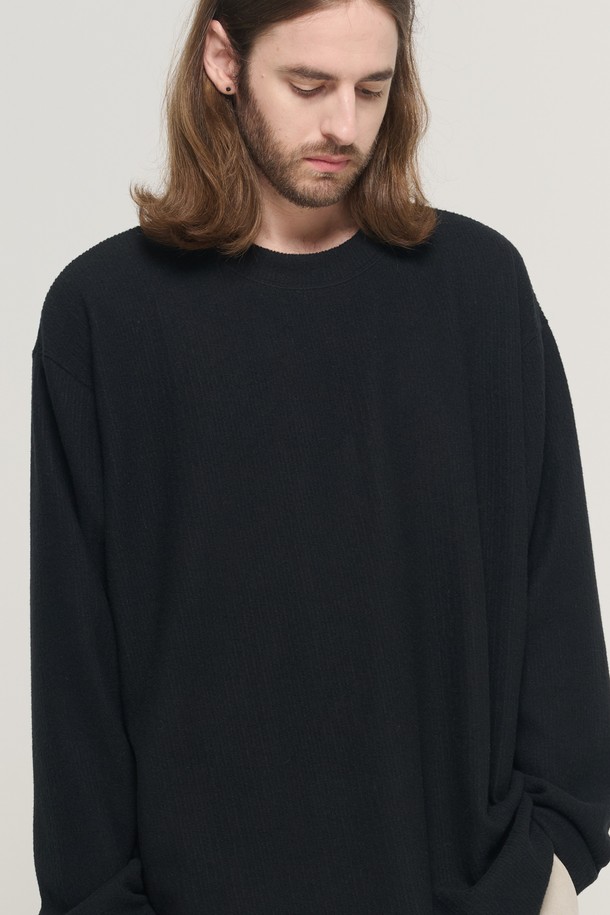 라운드 오버스 핏 롱 니트 슬리브 (블랙)는 남성을 위한 베이직하고 미니멀한 스타일의 니트입니다. 가을과 겨울에 적합하며, 부드러운 촉감의 폴리에스테르, 스판덱스 혼방 소재로 제작되었습니다. 라운드 넥에 긴 소매, 오버핏 실루엣으로 편안한 착용감을 선사하며, 드롭숄더 디자인이 특징입니다. 무지 패턴에 다양한 스타일 연출이 가능하며, 레이어드하여 입기에도 좋습니다. 데일리룩, 집콕룩, 산책룩 등 편안한 무드의 스타일을 연출해보세요.
