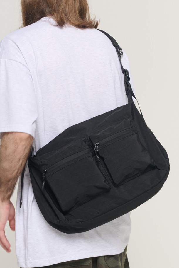 트래블 라인 유틸리티 하프 크로스백 (블랙)은 일상과 여행에서 모두 활용 가능한 남성용 가방입니다.  미디엄 사이즈의 사각 디자인으로, 무지 패턴과 블랙 컬러가 미니멀하고 시티보이 스타일을 연출합니다.  나일론 소재로 제작되어 실용적이며, 유틸리티 디자인과 하프 크로스백 스타일로 독특한 매력을 더했습니다.  지퍼형 잠금 방식으로 소지품을 안전하게 보관할 수 있으며, 넉넉한 수납공간을 제공합니다.  캐주얼, 여행룩, 출근룩 등 다양한 TPO에 맞춰 활용할 수 있는 실용적인 가방입니다.
