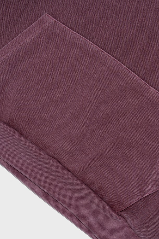 톤 다운된 버건디 컬러가 매력적인 피그먼트 웨이트 후드입니다. 오버핏 디자인으로 편안한 착용감을 선사하며, 두꺼운 두께감과 부드러운 촉감으로 가을, 겨울 시즌 따뜻하게 입기 좋습니다. 캥거루 포켓 디테일이 실용성을 더하고, 무지 디자인으로 어떤 스타일에도 쉽게 매치할 수 있습니다. 집콕룩, 겨울 데일리룩, 산책룩 등 다양한 TPO에 활용하여 캐주얼하면서도 미니멀한 스타일을 연출해보세요. 면 소재로 제작되어 편안함과 활동성을 모두 갖춘 후드티셔츠입니다.
