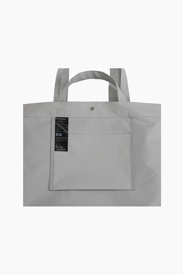 BB 레인지 X 토트백 M (루나 그레이)는 남성을 위해 디자인된 가방입니다. 미디엄 사이즈의 사각 토트백으로, 폴리에스테르와 TPU 소재를 사용하여 제작되어 생활 방수 기능을 제공합니다. 무지 패턴에 로고 디자인 장식이 더해져 미니멀, 캐주얼, 시크한 스타일을 연출하며, 일상 및 여행 시 실용적인 사용이 가능한 다용도 가방입니다. 넉넉한 수납공간과 오픈형 잠금 방식으로 편리함을 더했습니다. 출근룩과 여행룩에 모두 잘 어울리는 스타일을 완성해보세요.
