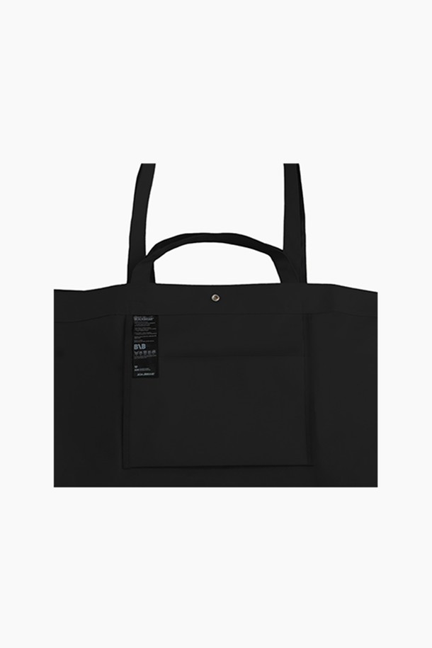 BB 레인지 X 토트백 L (애쉬 블랙)은 미니멀하고 시크한 스타일을 추구하는 남성을 위한 라지 사이즈 토트백입니다. 블랙 컬러의 무지 디자인으로, 여행룩이나 출근룩 등 다양한 TPO에 활용하기 좋습니다. 튼튼한 폴리에스테르와 TPU 소재를 사용하여, 생활 방수 기능을 갖춘 동시에 DrycoatexTM TPU 코팅으로 내구성을 높였습니다. 사각 형태의 대용량 가방으로, 일상 및 여행 시 넉넉한 수납공간을 제공합니다. 오픈형 잠금 방식으로 편리하게 물건을 넣고 꺼낼 수 있습니다.
