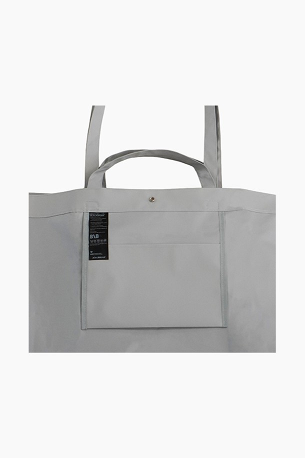 BB 레인지 X 토트백 L (루나 그레이)는 도시적인 감각과 실용성을 모두 갖춘 토트백입니다. 폴리에스테르와 TPU 소재를 사용하여 방수 기능을 더했으며, 넉넉한 수납공간을 제공하여 여행, 일상, 아웃도어 활동에 적합합니다. 움직임에 반응하는 구조와 실용적인 디자인은 미니멀, 캐주얼, 시티보이 스타일을 즐겨 입는 남성분들에게 적합하며, 사각형 모양에 오픈형 잠금 방식으로 편리함을 더했습니다. 루나 그레이 컬러는 어떤 스타일에나 자연스럽게 어울려 여행룩을 완성해 줍니다.
