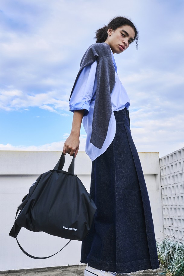 라이트 크로스백 라지 [애쉬블랙]는 미니멀, 캐주얼, 시크 스타일을 추구하는 남성분들을 위한 가방입니다. 넉넉한 수납 공간을 제공하는 라지 사이즈에, 방수 기능과 가벼운 무게(330g)로 제작되어 일상 및 출근룩, 여행룩에 적합합니다. 폴리에스테르 소재의 무지 디자인에 클립형 잠금 방식으로 편리함을 더했습니다. 애쉬블랙 컬러는 어떤 스타일에도 자연스럽게 어울리며, 사이즈 조절이 가능하여 실용성을 높였습니다. 심플하면서도 세련된 디자인으로 데일리 크로스백을 찾는 분들께 추천합니다.
