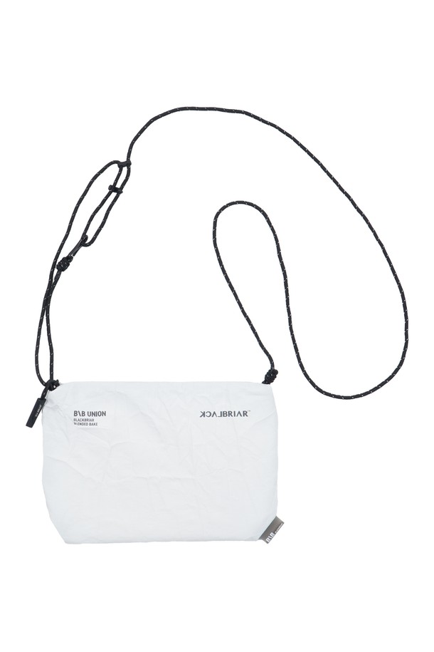 애쉬 화이트 컬러의 '라이트 크로스 플랫백 스몰'은 가볍고 실용적인 남성용 크로스백입니다. 나일론과 폴리에스테르 소재로 제작되어 내구성이 뛰어나며, 플랫한 디자인으로 깔끔한 느낌을 줍니다. 크로스백 형태로 편안하게 착용 가능하며, 일상생활에서 편리하게 사용할 수 있습니다. 미니멀, 캐주얼, 시티보이 스타일을 즐겨 입는 분들께 추천하며, 동네 마실룩이나 산책룩에 잘 어울립니다.
