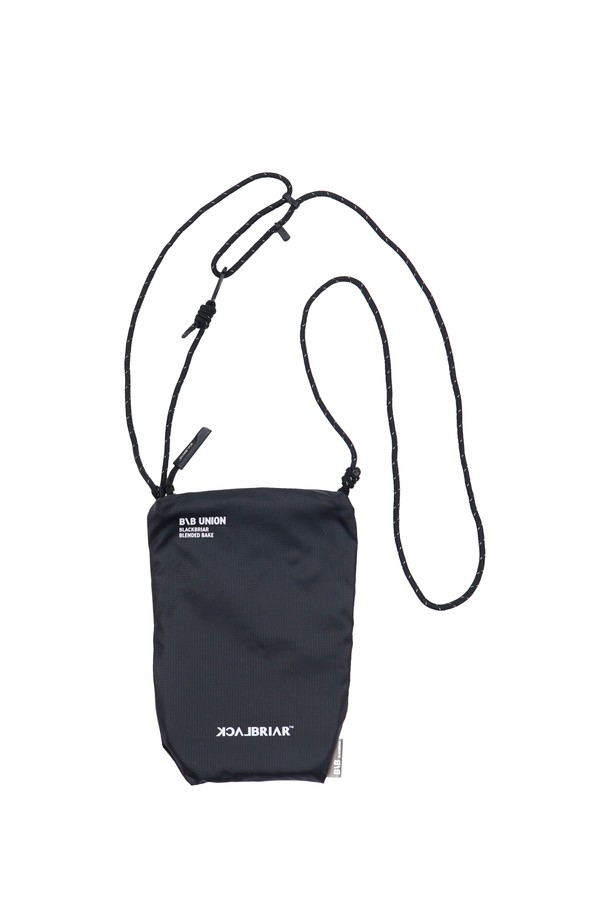 라이트 크로스 플랫백 미니 [애쉬블랙]는 미니멀하고 캐주얼한 스타일을 추구하는 남성 고객을 위한 가방입니다. 사각형 모양의 플랫백 디자인으로, 폴리에스테르 소재를 사용하여 제작되었습니다. 애쉬블랙 컬러의 무지 패턴에 지퍼형 잠금 방식으로 내용물을 안전하게 보관할 수 있습니다. 일상생활에서 간편하게 사용할 수 있는 크로스백으로, 실용성을 강조했습니다.
