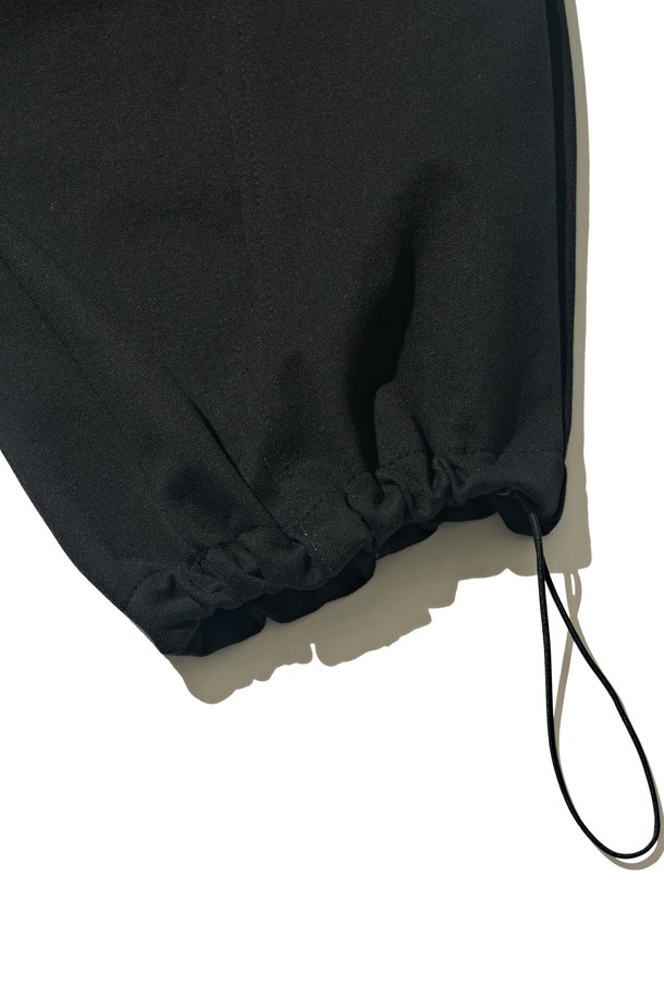 **스트릿 컴포트 스웨트팬츠 (블랙)**는 일상, 스포츠 활동에 모두 적합한 공용 스웨트팬츠입니다. 부드러운 면 소재로 제작되어 편안한 촉감을 제공하며, 봄, 여름, 가을 시즌에 활용하기 좋습니다. 루즈핏과 릴랙스핏으로 편안함을 더했으며, 밴딩 허리와 스트링 디테일, 지퍼 포켓으로 실용성을 높였습니다. 무지 디자인의 블랙 컬러로 어떤 스타일에도 쉽게 매치할 수 있으며, 캐주얼, 스포티, 스트릿 무드를 연출할 수 있습니다. 숏 기장으로 활동성을 높인 제품입니다.
