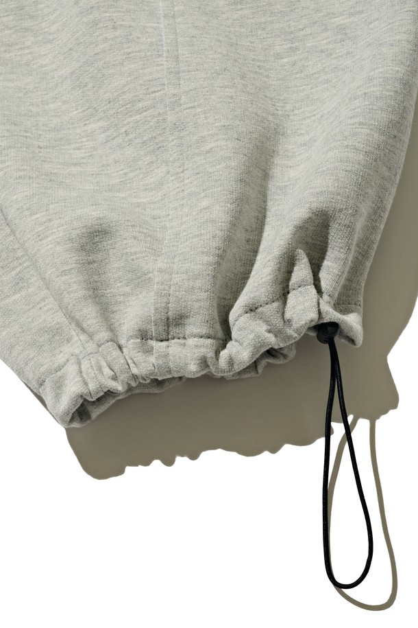 그레이 컬러의 스트릿 컴포트 스웨트팬츠입니다. 면 소재로 제작되어 뻣뻣한 촉감과 루즈핏을 선사하며, 와이드한 바지핏으로 편안함을 강조합니다. 허리 밴딩 처리로 활동성을 높였으며, 앞면 시임 디테일이 돋보입니다. 무지 디자인으로 어떤 스타일에도 쉽게 매치할 수 있으며, 넉넉한 다리통과 형태 유지력으로 편안함과 스타일을 동시에 잡았습니다. 일상, 집콕, 산책 등 다양한 TPO에 활용할 수 있는 캐주얼하고 스트릿한 무드의 스웨트팬츠입니다.
