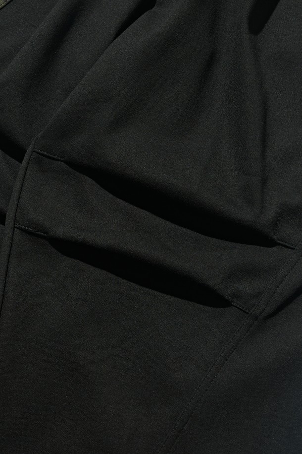 카모 포인트 커브드 스웨트팬츠 (블랙)는 스트릿, 캐주얼, 고프코어 스타일을 아우르는 매력적인 스웨트팬츠입니다. 부드러운 면 소재로 제작되어 편안한 착용감을 선사하며, 일상복으로 활용하기 좋습니다. 루즈핏으로 활동성을 높였으며, 커브드 라인 실루엣이 독특한 스타일을 연출합니다. 밑단 스트링 디테일과 허리 밴딩 처리로 편안함과 스타일리시함을 동시에 잡았습니다. 봄, 가을 시즌 동네 마실룩이나 캠핑룩에 활용하여 개성 있는 스타일을 완성해보세요.
