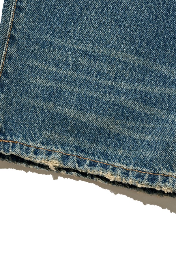 뉴트로 무드의 세미 와이드 데님 팬츠입니다. 톤 다운된 중청 컬러로 빈티지하면서도 세련된 느낌을 줍니다. 봄, 여름, 가을 시즌에 활용하기 좋으며, 뻣뻣한 데님 소재 특유의 클래식한 디자인이 특징입니다. 캐주얼, 레트로 스타일을 즐겨 입는 분들께 추천하며, 세미 와이드 핏으로 편안한 착용감을 선사합니다. 무지 디자인으로 다양한 상의와 매치하기 용이합니다.
