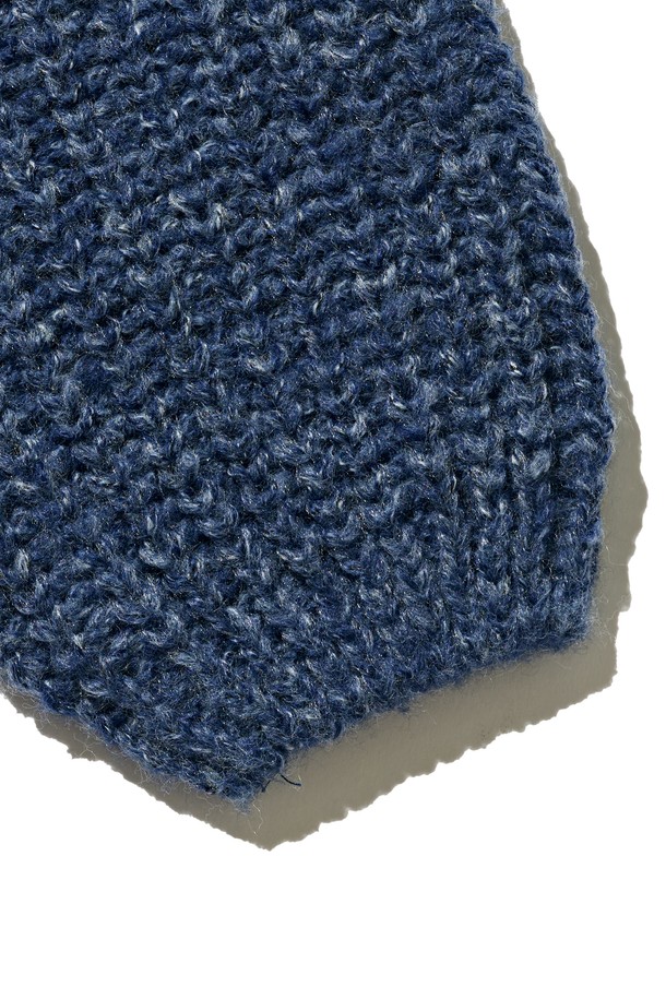 네이비 컬러의 케이블 웨이트 후드 니트 반집업입니다. 울 소재로 제작되어 부드러운 촉감과 두꺼운 두께감으로 가을, 겨울 시즌 따뜻하게 착용할 수 있습니다. 베이직하고 캐주얼한 스타일로, 레귤러핏과 긴 소매 기장, 후드와 반집업 네크라인 디자인이 특징입니다. 케이블 패턴이 돋보이며, 웨이트 디테일로 포인트를 더했습니다. 출근룩과 모임룩, 캐주얼, 클래식, 미니멀 스타일 모두 소화 가능한 활용도 높은 아이템입니다.
