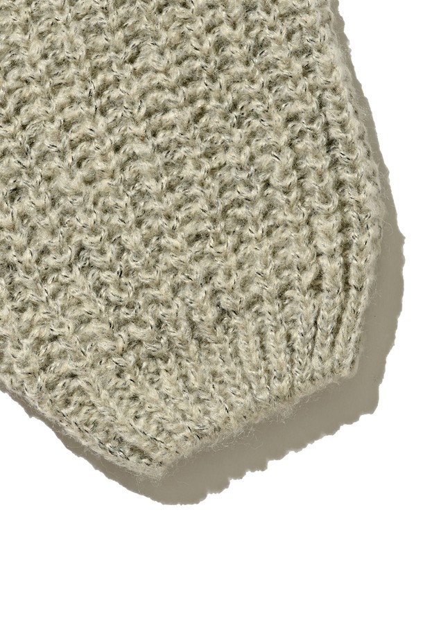 포근한 울 소재의 케이블 웨이트 후드 니트반집업입니다. 베이직하면서도 캐주얼한 무드로, 가을과 겨울 시즌 데일리하게 활용하기 좋습니다. 루즈핏으로 편안한 착용감을 선사하며, 후드와 반집업 디자인으로 보온성을 높였습니다. 두꺼운 두께감과 부드러운 촉감, 케이블 패턴이 돋보이는 디자인으로, 다양한 스타일을 연출할 수 있습니다. 여성스러운 분위기를 더해주는 베이지 컬러로, 어떤 하의와도 매치하기 용이합니다.
