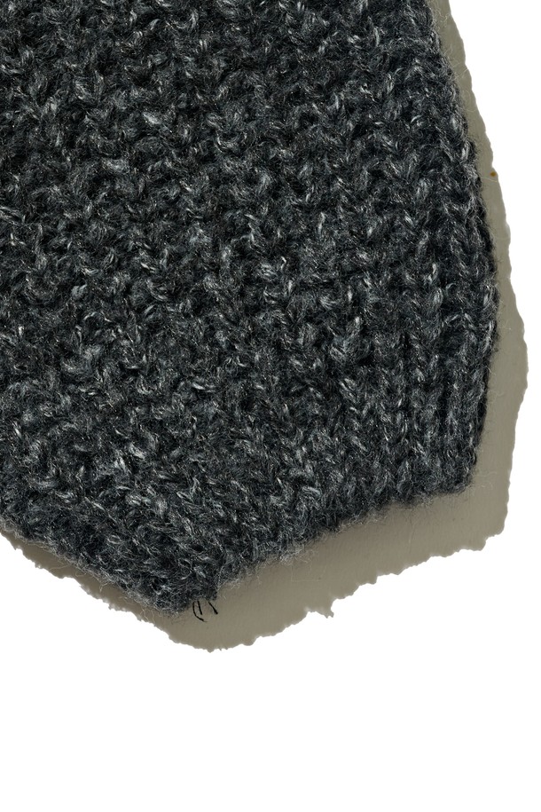 차콜 색상의 케이블 웨이트 후드 니트 반집업입니다. 부드러운 울 소재로 제작되어 가을, 겨울철 따뜻하게 착용할 수 있습니다. 루즈핏 크롭 기장으로 캐주얼하면서도 베이직한 스타일을 연출하며, 후드 디자인과 반집업 여밈 방식으로 편안함을 더했습니다. 케이블 패턴과 웨이트 디테일이 돋보이며, 집콕룩이나 산책룩 등 다양한 TPO에 활용 가능합니다. 미니멀, 캐주얼, 클래식 스타일을 즐기는 분들께 추천합니다.
