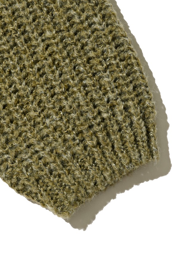 따뜻함과 스타일을 모두 갖춘 케이블 웨이트 후드 니트 반집업 (카키)입니다. 넉넉한 루즈핏으로 편안한 착용감을 선사하며, 두꺼운 니트 소재와 후드 디자인으로 한겨울에도 따뜻하게 입을 수 있습니다. 케이블 패턴이 돋보이는 디자인은 캐주얼하면서도 베이직한 무드를 연출하며, 반집업 디테일로 다양한 스타일을 소화할 수 있습니다. 크롭 기장으로 트렌디함을 더했으며, 웨이트 디테일로 유니크한 포인트를 더했습니다. 가을, 겨울철 데일리룩에 활용하기 좋은 아이템입니다.
