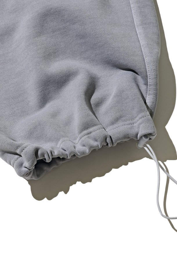 부드러운 면 소재로 제작되어 편안한 착용감을 선사하는 피그먼트 와이드 스트링 팬츠입니다. 그레이 컬러의 베이직한 디자인으로, 캐주얼하고 미니멀한 스타일을 연출하기 좋습니다. 허리 부분의 스트링으로 사이즈 조절이 용이하며, 피그먼트 워싱 처리로 자연스러운 분위기를 더했습니다. 숏 기장과 와이드 핏으로 활동성이 뛰어나며, 봄, 여름, 가을 3계절 모두 활용 가능합니다. 여행룩, 산책룩 등 다양한 TPO에 매치하여 편안하면서도 스타일리시한 룩을 완성해 보세요.
