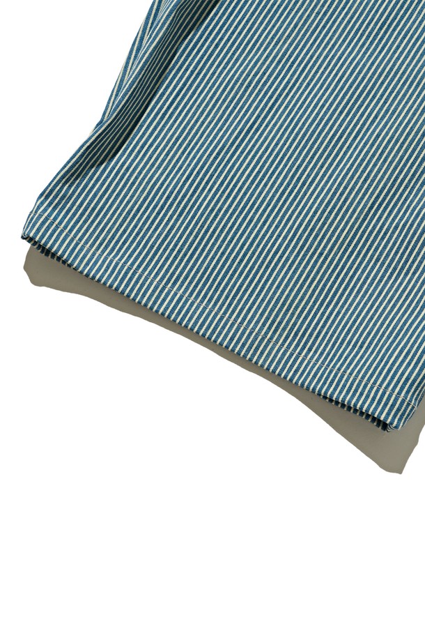 시원한 블루 컬러의 스트라이프 퍼티그 벌룬 팬츠입니다. 면과 스판덱스 혼방 소재로 제작되어 쾌적한 착용감과 유연한 활동성을 제공합니다. 허리 스트링과 퍼티그 포켓 디테일이 돋보이며, 벌룬핏 디자인으로 트렌디한 스트릿, 캐주얼 스타일을 연출하기 좋습니다. 동네 마실룩이나 여행룩에 편안하게 매치하여 개성 있는 스타일을 완성해 보세요.
