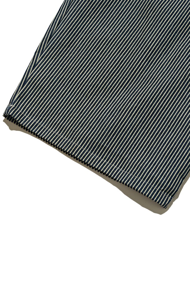 네이비 컬러의 스트라이프 퍼티그 벌룬 팬츠는 캐주얼, 스트릿, 미니멀 스타일을 즐겨 입는 분들을 위한 아이템입니다. 면과 스판덱스 혼방 소재로 제작되어 부드러운 촉감과 편안한 착용감을 선사하며, 봄, 여름 시즌에 적합합니다. 루즈핏에 얇은 두께감으로 시원하게 입을 수 있으며, 허리 스트링과 퍼티그 포켓 디테일이 돋보입니다. 입체적인 벌룬 실루엣과 스트라이프 패턴이 트렌디한 무드를 더해 동네 마실룩이나 여행룩에 활용하기 좋습니다.
