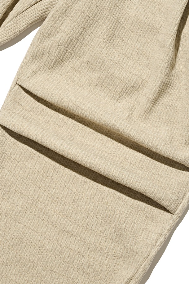 부드러운 촉감의 울 와이드 벌룬 팬츠 (베이지)입니다. 캐주얼부터 포멀까지 다양한 스타일을 소화하며, 가을과 겨울에 따뜻하게 착용할 수 있습니다. 넉넉한 루즈핏과 벌룬 실루엣으로 편안함은 물론, 세련된 무드를 연출합니다. 밴딩 허리와 스트링 디테일로 활동성을 더했으며, 출근룩, 겨울 데일리룩, 모임룩 등 TPO에 맞춰 활용하기 좋습니다. 클래식, 미니멀, 캐주얼 스타일을 즐겨 입는 분들께 추천합니다.
