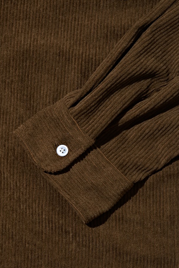 클래식한 멋을 담은 브라운 컬러의 코듀로이 세미 셔츠입니다. 부드러운 촉감의 두꺼운 코듀로이 소재로 제작되어 가을과 겨울에 따뜻하게 착용하기 좋습니다. 넉넉한 오버핏으로 편안한 착용감을 선사하며, 카라 디자인과 포켓 디테일이 클래식한 무드를 더합니다. 출근룩, 미니멀, 캐주얼 스타일 모두 소화 가능한 활용도 높은 아이템입니다.

