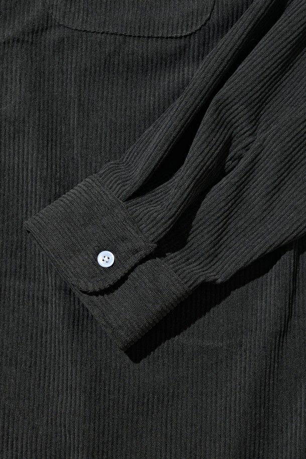 차분한 분위기를 연출하는 클래식 코듀로이 세미 셔츠 (차콜)입니다. 부드러운 촉감과 따뜻함을 선사하는 두꺼운 코듀로이 소재로 제작되어 가을, 겨울 시즌에 적합합니다. 차이나칼라와 레귤러핏 디자인으로 클래식하고 베이직한 스타일을 완성하며, 포켓 디테일로 실용성을 더했습니다. 출근룩 또는 비즈니스 캐주얼에 매치하여 미니멀하면서도 세련된 분위기를 연출할 수 있습니다. 긴소매 기장으로 다양한 스타일링이 가능한 남성 상의입니다.
