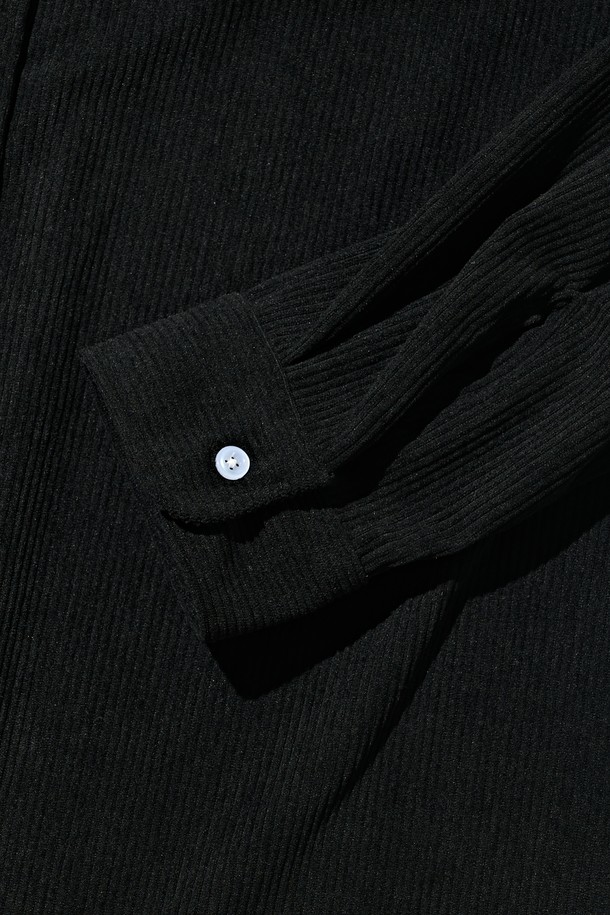 블랙 컬러의 클래식 코듀로이 세미 셔츠입니다. 부드러운 촉감의 코듀로이 소재로 제작되어 가을과 겨울에 따뜻하게 착용할 수 있습니다. 레귤러핏과 레귤러 기장으로 편안한 착용감을 선사하며, 버튼다운 디자인과 카라 디테일이 클래식한 분위기를 더합니다. 출근룩, 비즈니스 캐주얼, 모임룩 등 다양한 TPO에 활용 가능하며, 미니멀하고 베이직한 스타일을 연출하기 좋습니다. 무지 패턴으로 어떤 하의와도 쉽게 매치하여 스타일리시한 룩을 완성해보세요.
