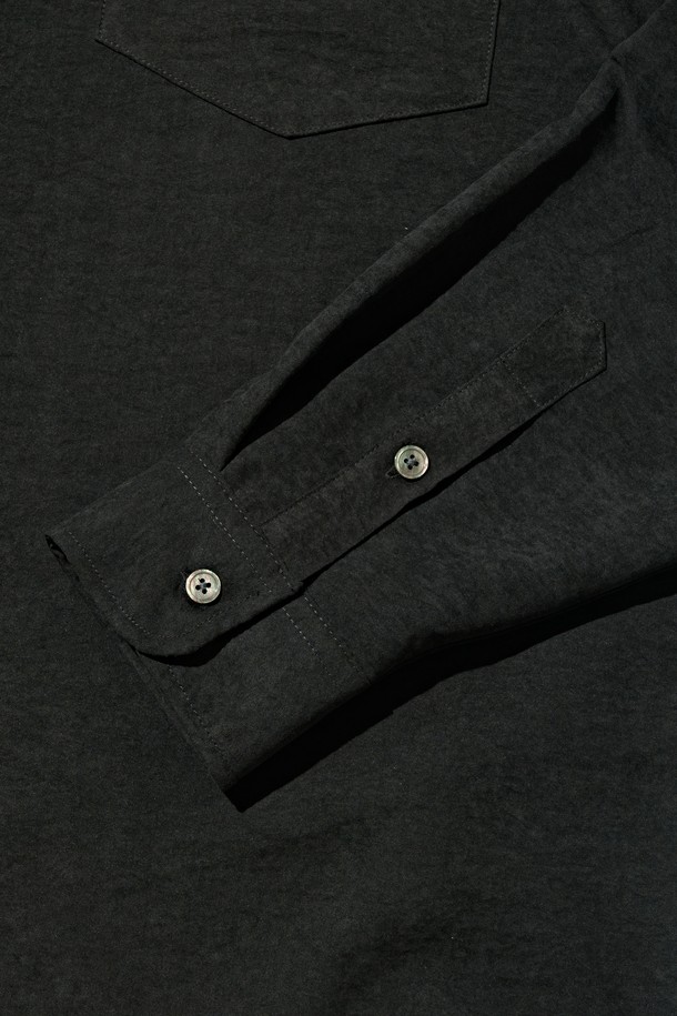 부드러운 스웨이드 소재로 제작된 블랙 컬러의 루즈핏 셔츠입니다. 봄, 가을에 어울리는 얇은 두께감과 긴 소매 기장으로 간절기 날씨에 적합합니다. 차이나 칼라 디자인과 버튼 여밈 방식으로 클래식하면서도 캐주얼한 스타일을 연출합니다. 베이직하고 미니멀한 무드로 다양한 룩에 활용하기 좋으며, 편안한 착용감을 선사합니다. 데일리룩으로 활용하기 좋은 아이템입니다.
