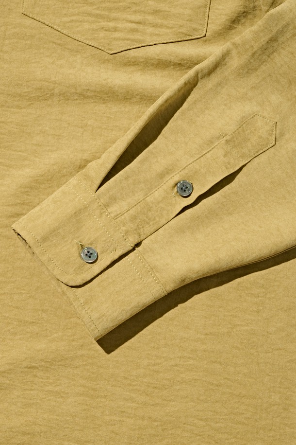 부드러운 스웨이드 소재로 제작된 머스타드 색상의 루즈핏 셔츠입니다. 봄, 가을에 어울리는 얇은 두께감으로 가볍게 걸치기 좋고, 캐주얼 및 베이직 스타일을 연출하기에 적합합니다. 넉넉한 핏과 긴 소매, 카라 디자인이 편안하면서도 세련된 느낌을 선사하며, 실용적인 포켓 디테일이 돋보입니다. 일상에서 미니멀하고 클래식한 무드를 즐기고 싶은 분들께 추천합니다.
