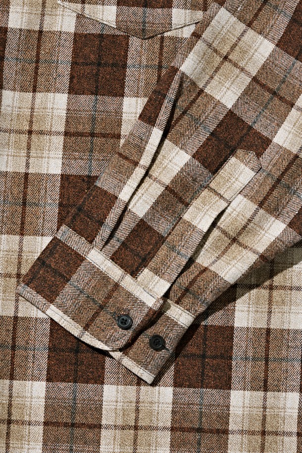 웨스턴 프라임 체크셔츠 (브라운)는 남성용 상의로, 가을과 겨울에 착용하기 좋은 두꺼운 면 소재의 긴소매 셔츠입니다. 차이나칼라와 버튼다운 디자인이 특징이며, 캐주얼하고 베이직한, 그리고 클래식한 스타일을 연출합니다. 레귤러핏으로 제작되었으며, 웨스턴 스타일의 체크 패턴이 돋보입니다. 일상에서 편안하게 착용하기 좋은 아이템으로, 미니멀한 스타일을 선호하는 분들께도 추천합니다.
