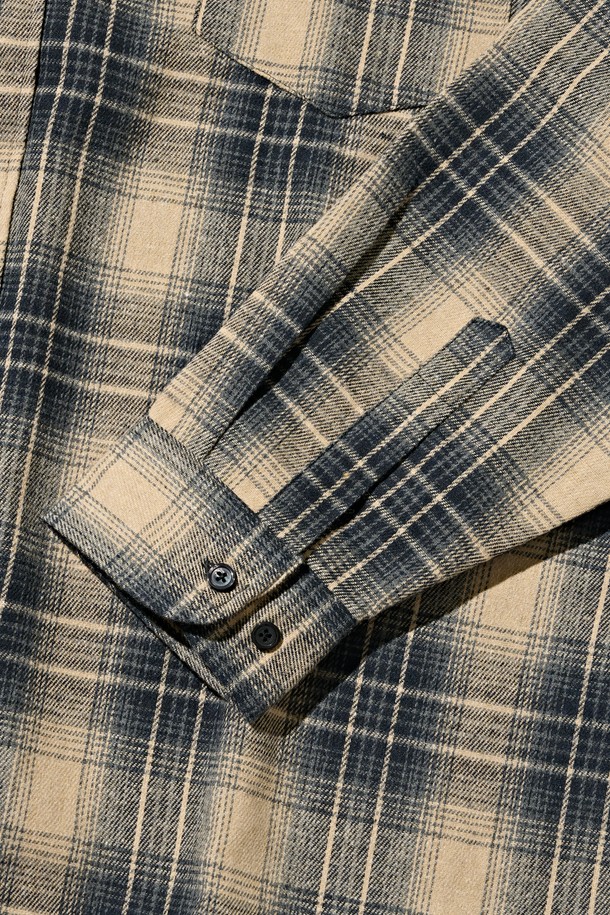 포켓 세미 오버 체크셔츠 (블루)는 캐주얼, 클래식, 미니멀 스타일을 추구하는 남녀 모두에게 어울리는 상의입니다. 봄, 가을에 적합하며, 부드러운 면 소재로 제작되어 편안한 착용감을 선사합니다. 오버핏 디자인에 긴 소매 기장과 카라넥, 체크 패턴이 특징이며, 포켓 디테일로 실용성을 더했습니다. 데이트룩, 봄 소풍룩 등 다양한 TPO에 매치하여 멋스러운 스타일을 연출할 수 있습니다. 
