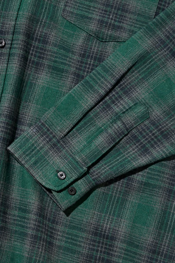 **포켓 세미 오버 체크셔츠 (그린)**는 남녀 모두 착용 가능한 캐주얼 스타일의 면 소재 셔츠입니다. 봄, 가을에 적합하며, 오버핏으로 편안한 착용감을 선사합니다. 그린 컬러의 체크 패턴이 돋보이며, 카라 디자인과 긴 소매 기장으로 클래식한 느낌을 더했습니다. 가슴 부분 포켓 디테일이 있어 실용성을 높였으며, 부드러운 촉감으로 편안하게 착용할 수 있습니다. 일상 속에서 베이직하면서도 멋스러운 스타일을 연출해보세요.
