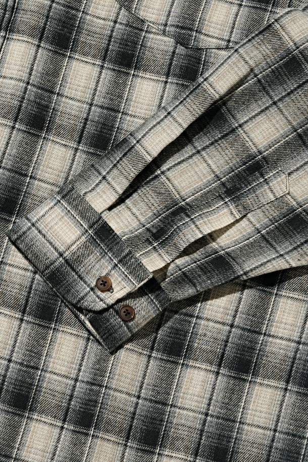 블랙 컬러의 라벨패치 플란넬 체크 셔츠입니다. 면과 플란넬 소재의 혼방으로 제작되어 부드러운 촉감을 선사하며, 가을과 겨울에 따뜻하게 착용하기 좋습니다. 차이나 칼라와 레귤러핏 디자인으로 캐주얼하고 베이직한 스타일을 연출합니다. 긴 소매와 두꺼운 두께감으로 보온성을 높였으며, 라벨패치 디테일이 돋보입니다. 체크 패턴이 돋보이는 이 셔츠는 일상복으로 활용하기 좋습니다.
