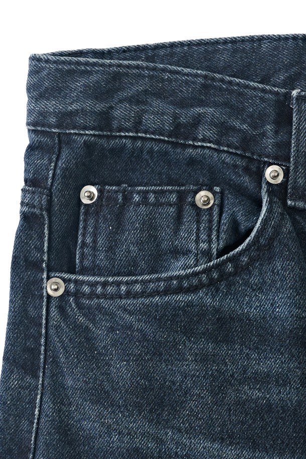 크래크 워싱 세미 와이드 데님 (진청)은 베이직하고 캐주얼한 스타일을 선호하는 분들을 위한 데님 팬츠입니다. 자연스러운 실루엣을 연출하며, 봄, 여름, 가을 세 계절 모두 활용 가능합니다. 진청 컬러에 크래크 워싱 디테일이 더해져 빈티지한 무드를 자아냅니다. 부드러운 촉감의 데님 소재로 편안하게 착용할 수 있으며, 동네 마실룩이나 쇼핑룩 등 편안한 일상에 잘 어울립니다. 세미 와이드 핏과 스트레이트 핏으로 제작되어 캐주얼하고 미니멀한 스타일을 연출하기 좋습니다.
