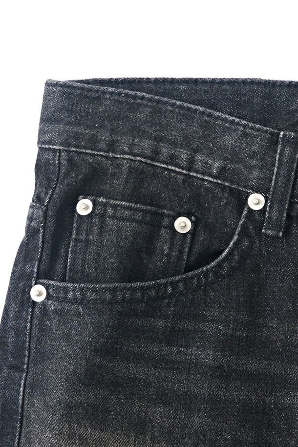 세미 와이드 핏의 스트릿 데님 팬츠입니다. 뻣뻣한 촉감의 두꺼운 데님 소재로 제작되어 빈티지한 스타일을 연출합니다. 무지 디자인과 스트레이트 핏으로 어떤 상의에도 잘 어울립니다. 일상복으로 활용하기 좋으며, 캐주얼, 클래식, 미니멀 스타일을 즐겨 입는 분들께 추천합니다. 워싱 가공으로 자연스러운 멋을 더했습니다.
