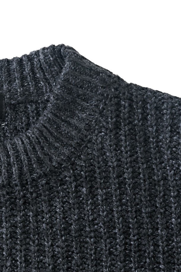 보카시 블렌드 라운드 니트 (차콜)는 부드러운 촉감의 비스코스, 폴리에스터 혼방 소재로 제작되어 편안한 착용감을 선사합니다. 차콜 컬러의 포슬포슬한 보카시(보카시) 패턴이 은은한 멋을 더하며, 라운드넥과 긴소매 디자인으로 깔끔한 실루엣을 연출합니다. 데일리룩, 집콕룩, 카페룩 등 다양한 TPO에 활용 가능한 실용적인 아이템입니다. 미니멀, 클래식, 캐주얼 스타일을 즐기는 분들께 추천하며, 단독 또는 이너로 활용하여 다양한 스타일을 연출할 수 있습니다. 유연한 핏으로 편안하게 착용 가능하며, 적당한 두께감으로 간절기부터 활용하기 좋습니다.
