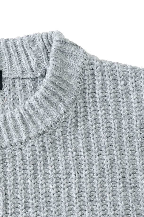 보카시 블렌드 라운드 니트 (그레이)는 부드러운 촉감의 비스코스, 폴리에스테르 혼방 소재로 제작되어 가을, 겨울 시즌에 적합합니다. 중간 두께감의 레귤러핏 니트로, 라운드넥 디자인과 긴소매로 베이직하고 미니멀한 스타일을 연출합니다. 데일리룩 연출에 용이하며, 레이어드하여 다양한 스타일을 소화할 수 있습니다. 보카시 패턴이 은은하게 돋보이며, 신축성이 있어 편안한 착용감을 선사합니다. 겨울 데일리룩에 클래식하고 캐주얼한 무드를 더해 보세요.
