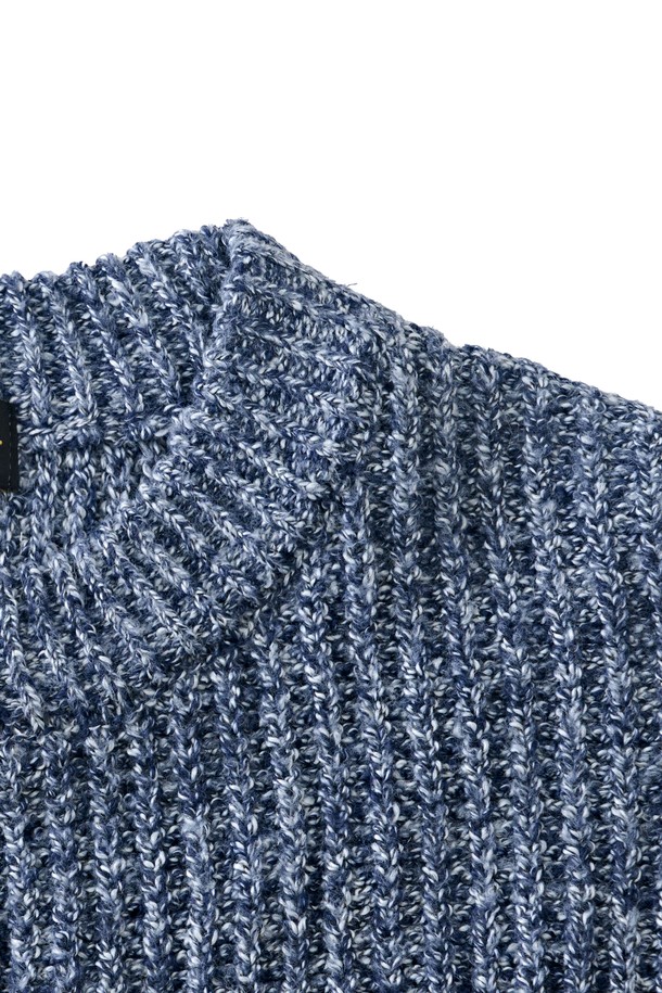 보카시 블렌드 라운드 니트 (블루)는 울과 아크릴 혼방 소재로 제작되어 부드러운 촉감을 선사하는 남녀 공용 니트입니다. 가을과 겨울에 어울리는 두꺼운 두께감으로 따뜻하게 착용할 수 있으며, 레귤러 핏과 라운드넥 디자인으로 편안한 착용감을 제공합니다. 베이직한 스타일의 보카시 패턴이 특징이며, 클래식, 미니멀, 캐주얼 등 다양한 스타일에 활용할 수 있습니다. 긴소매 기장으로 간결하고 깔끔한 실루엣을 연출합니다.
