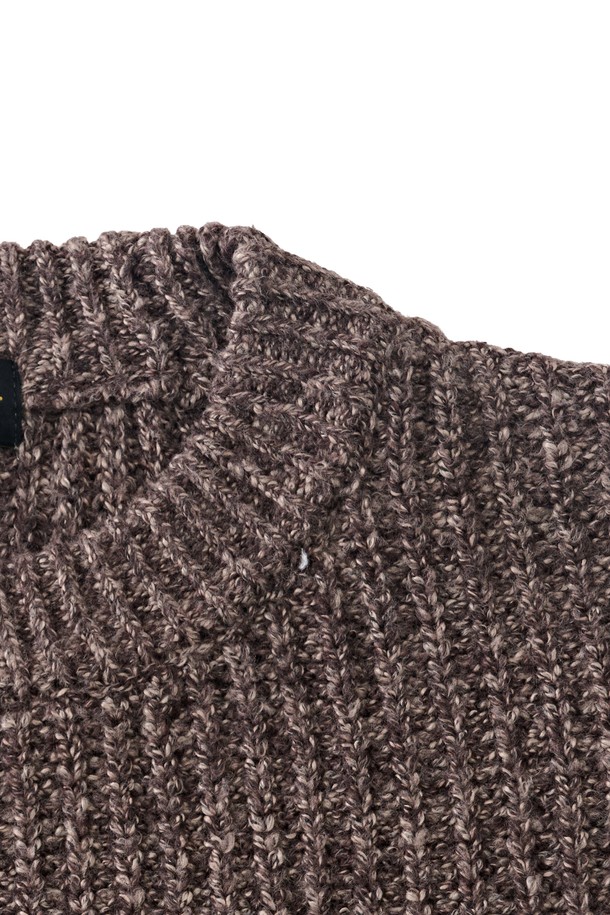 보카시 블렌드 라운드 니트 (브라운)는 부드러운 촉감의 비스코스, 폴리에스테르 혼방 소재로 제작되어 가을, 겨울 시즌에 적합합니다. 레귤러 핏에 라운드넥 디자인으로, 베이직하고 미니멀한 스타일을 연출합니다. 보카시 패턴과 골지 디테일이 어우러져 세련된 느낌을 더하며, 긴 소매와 중간 두께감으로 간절기부터 한겨울까지 따뜻하게 착용할 수 있습니다. 신축성이 있어 편안한 착용감을 제공하며, 단독 또는 레이어드하여 다양한 데일리룩을 연출하기 좋습니다. 특히 겨울 데일리룩에 활용하기 좋은 아이템입니다.
