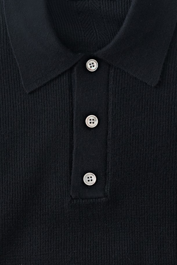 **하찌 버튼업 카라 니트 (블랙)**

부드러운 촉감과 은은한 하찌 패턴이 돋보이는 블랙 컬러의 카라 니트입니다. 봄, 가을 시즌에 활용하기 좋은 중간 두께감으로, 레이온, 나일론, 스판덱스 혼방 소재로 제작되어 편안한 착용감을 선사합니다. 루즈핏으로 활동성을 높였으며, 버튼업 디자인과 긴 소매 기장으로 다양한 스타일 연출이 가능합니다. 미니멀, 베이직한 디자인으로 데이트룩, 카페룩 등 어떤 TPO에도 잘 어울립니다.
