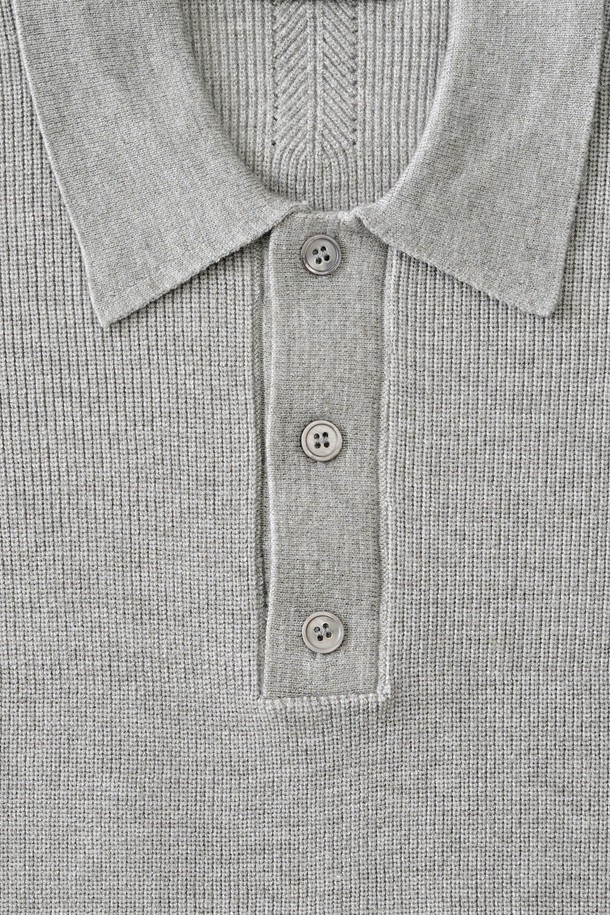부드러운 울 소재의 하찌 짜임으로 포근함을 더한 그레이 컬러의 버튼업 카라 니트입니다. 가을, 겨울 시즌에 어울리는 두꺼운 두께감으로 따뜻하게 착용 가능하며, 레귤러 핏으로 편안한 착용감을 선사합니다. 캐주얼 및 클래식 스타일 모두 소화 가능한 베이직한 디자인으로, 출근룩이나 모임룩 등 다양한 TPO에 활용하기 좋습니다. 버튼 디테일이 포인트로, 미니멀한 무드를 연출합니다. 긴 소매 기장과 카라 디자인으로 세련된 느낌을 더했습니다.
