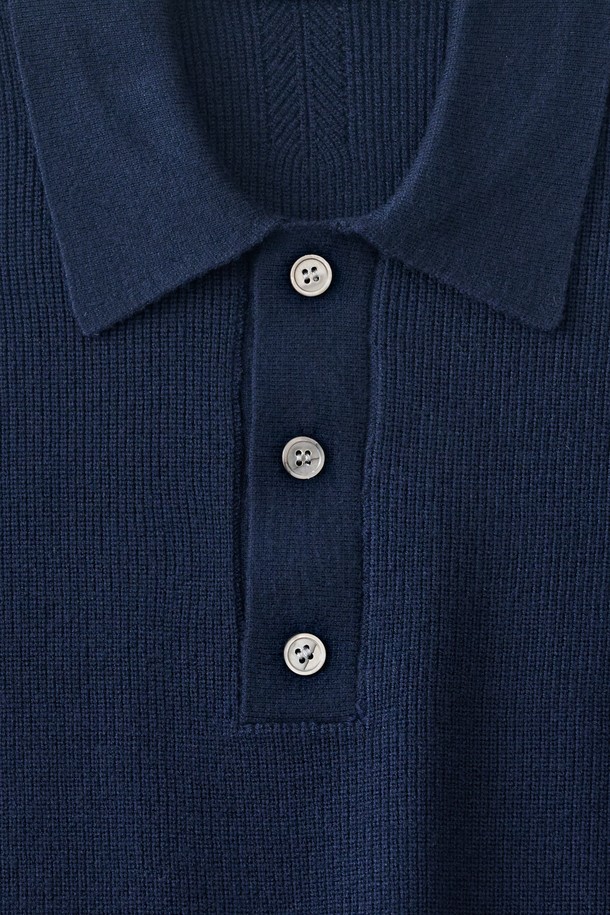 네이비 컬러의 하찌 버튼업 카라 니트입니다. 레이온, 나일론, 스판덱스 혼방 소재로 제작되어 부드러운 촉감과 신축성을 제공합니다. 루즈핏과 세미오버핏으로 편안하게 착용 가능하며, 봄, 가을 시즌에 활용하기 좋습니다. 미니멀, 베이직 스타일로 데이트룩, 카페룩 등 다양한 TPO에 매치하기 용이합니다. 단독 또는 이너, 아우터로 활용하여 여러 스타일을 연출할 수 있습니다.
