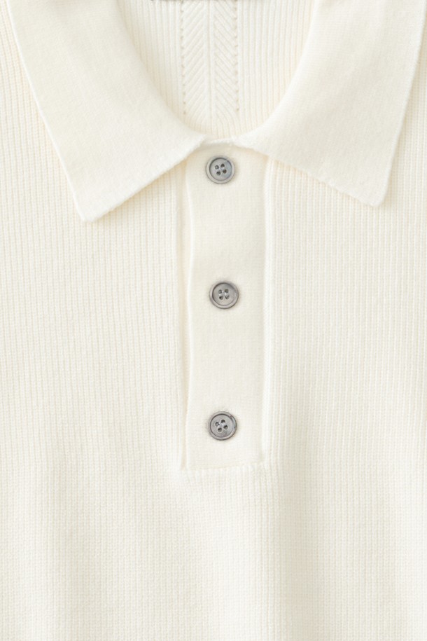 아이보리 컬러의 하찌 버튼업 카라 니트입니다. 부드러운 촉감의 니트 소재로 제작되어 봄, 가을 시즌에 착용하기 좋습니다. 베이직하고 클래식한 디자인으로 데이트룩, 모임룩, 미니멀, 캐주얼 등 다양한 스타일 연출에 활용할 수 있습니다. 레귤러핏에 긴 소매 기장으로 편안하게 착용 가능하며, 카라넥과 버튼 디테일이 포인트입니다. 중간 두께감으로 간절기 날씨에 적합하며, 활용도 높은 여성 상의입니다.
