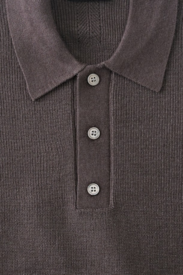 차분한 분위기의 차콜 컬러가 돋보이는 하찌 버튼업 카라 니트입니다. 울과 아크릴 혼방 소재로 제작되어 부드러운 촉감과 따뜻함을 선사하며, 가을과 겨울에 활용하기 좋습니다. 베이직하고 캐주얼한 스타일로 다양한 룩에 매치하기 좋으며, 레귤러 핏과 긴 소매 기장으로 편안함을 더했습니다. 하찌 조직과 버튼 디테일이 포인트로, 밋밋함을 덜어 세련된 느낌을 줍니다.
