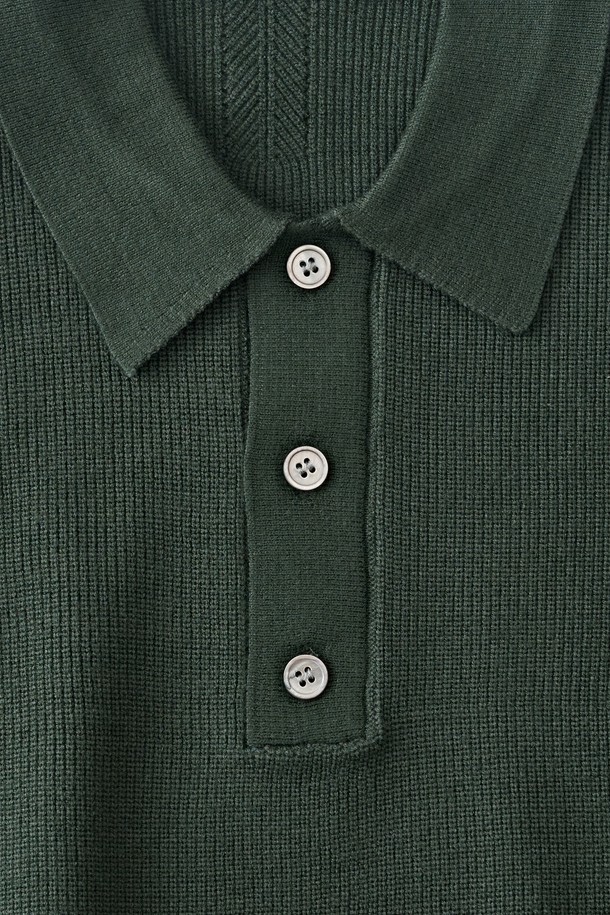 따뜻하고 포근한 분위기의 하찌 버튼업 카라 니트 (카키)입니다. 가을, 겨울 시즌 데일리룩에 활용하기 좋은 베이직하고 캐주얼한 스타일의 니트입니다. 부드러운 촉감의 두꺼운 하찌 니트 소재로 제작되어 보온성을 높였습니다. 넉넉한 레귤러핏에 카라 디자인과 버튼업 디테일이 더해져 클래식하고 미니멀한 무드를 연출합니다. 긴 소매 기장과 크롭 기장으로 다양한 하의와 매치하여 개성 있는 스타일을 완성할 수 있습니다.
