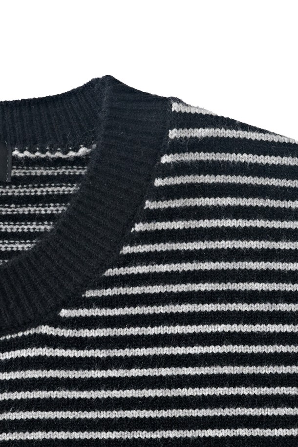 블랙 컬러의 스트라이프 라운드 웜 니트입니다. 모달, 폴리에스테르, 아크릴 혼방 소재로 제작되어 부드러운 촉감과 편안한 착용감을 제공합니다. 가을, 겨울철 데일리룩에 활용하기 좋으며, 캐주얼, 미니멀, 클래식 스타일 연출에 적합합니다. 레귤러핏 라운드넥 디자인에 긴 소매 기장으로, 단독 또는 아우터 이너로 활용하여 다양한 스타일을 연출할 수 있습니다. 중간 두께감으로 간절기부터 겨울까지 따뜻하게 착용 가능하며, 내구성이 좋아 오랫동안 즐겨 입을 수 있습니다.
