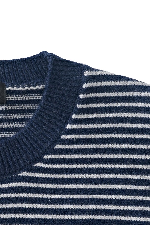 네이비 컬러의 스트라이프 라운드 웜 니트입니다. 쌀쌀한 가을, 겨울철 데일리룩에 활용하기 좋은 캐주얼하고 베이직한 스타일의 제품입니다. 부드러운 니트 소재로 제작되었으며, 두꺼운 두께감으로 따뜻하게 착용할 수 있습니다. 레귤러핏에 긴 소매, 라운드넥 디자인으로 편안한 착용감을 제공합니다. 크롭 기장과 스트라이프 패턴이 특징이며, 다양한 하의와 매치하여 클래식하고 미니멀한 룩을 연출할 수 있습니다.
