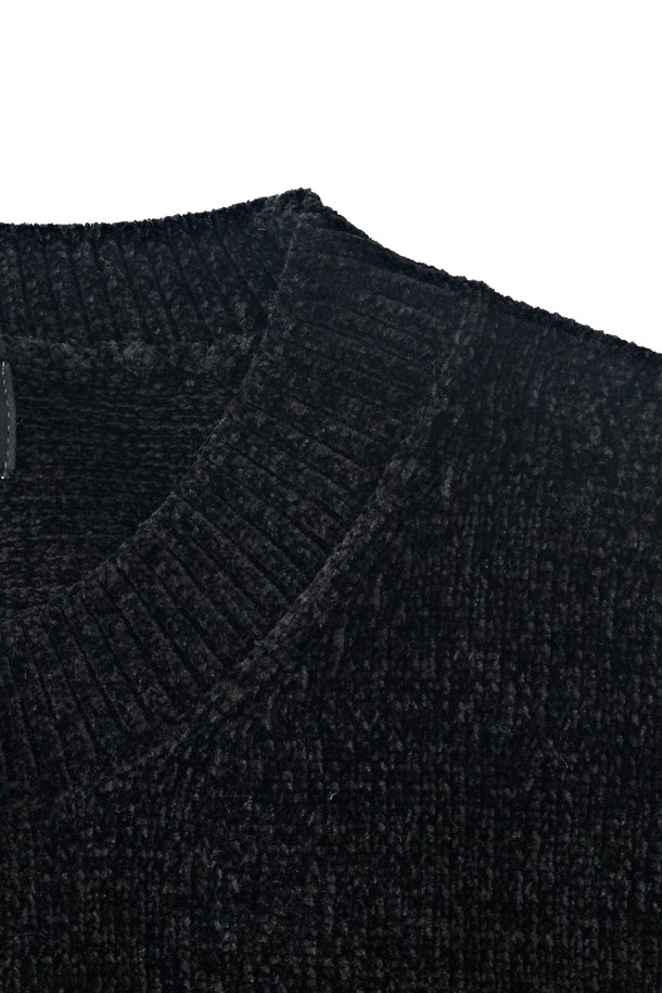 벨로아 클래식 라운드 니트 (블랙)는 미니멀하고 클래식한 스타일을 추구하는 분들을 위한 데일리 니트입니다. 가을과 겨울에 어울리는 릴랙스핏으로 편안하게 착용할 수 있으며, 부드러운 촉감과 가벼운 착용감을 제공합니다. 모달 54%, 폴리에스테르 26%, 야크 20% 혼방 소재로 제작되어 보온성을 높였습니다. 라운드넥과 긴 소매 디자인으로 다양한 스타일 연출이 가능하며, FREE 사이즈로 제작되었습니다. 겨울 데일리룩 또는 카페룩으로 활용하기 좋습니다.
