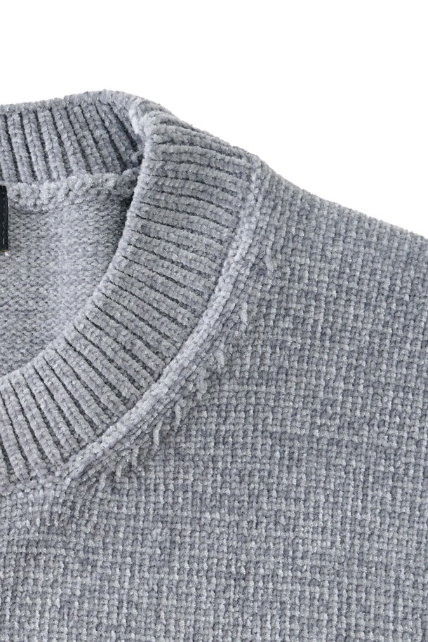 부드러운 촉감이 돋보이는 벨로아 클래식 라운드 니트 (그레이)입니다. 모달, 폴리에스테르, 아크릴 혼방 소재로 제작되어 가볍고 편안한 착용감을 선사합니다. 릴랙스 핏과 라운드넥 디자인으로 일상 속 편안함을 더하며, 가을, 겨울 시즌 데일리룩에 활용하기 좋습니다. 베이직하고 클래식한 스타일로 다양한 하의와 매치하여 미니멀하고 세련된 룩을 연출해보세요. 심플한 디자인과 클린한 실루엣으로 어떤 스타일에도 잘 어울립니다.
