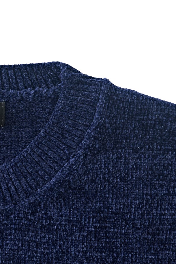 벨로아 클래식 라운드 니트 (네이비)는 부드러운 촉감의 벨로아 소재로 제작되어 가을, 겨울 시즌에 따뜻함을 선사합니다. 넉넉한 두께감과 레귤러핏으로 편안한 착용감을 제공하며, 라운드넥과 긴 소매 디자인으로 클래식하고 베이직한 스타일을 연출합니다. 무지 패턴의 네이비 컬러는 어떤 옷에도 잘 어울려 출근룩과 비즈니스 캐주얼에 활용하기 좋습니다. 미니멀한 디자인으로 유행을 타지 않고 오랫동안 즐겨 입을 수 있는 아이템입니다.
