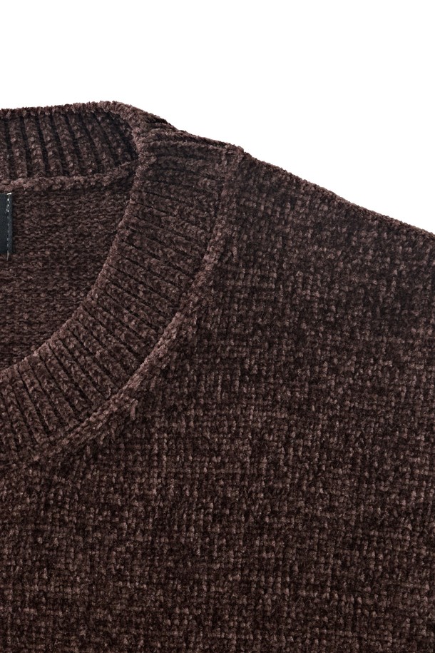 벨로아 클래식 라운드 니트 (브라운)는 가을, 겨울 시즌에 어울리는 여성 니트 스웨터입니다. 모달 54%, 폴리에스터 26%, 아크릴 20% 혼방 소재로 제작되어 부드러운 촉감을 선사하며 릴렉스 핏으로 편안하게 착용할 수 있습니다. 라운드넥 디자인에 무지 패턴으로 클래식하고 베이직한 스타일을 연출하며, 얇은 두께로 레이어드하여 다양한 스타일을 연출하기 좋습니다. 데일리룩이나 미니멀한 스타일을 즐겨 입는 분들께 추천하며, FREE 사이즈로 제작되었습니다. 긴 소매 기장으로 따뜻함을 더했습니다.
