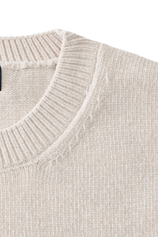 벨로아 클래식 라운드 니트 (오트밀)는 부드러운 촉감의 벨로아 원단을 사용하여 포근함을 선사하는 겨울철 데일리룩을 위한 니트입니다. 클래식하고 미니멀한 스타일을 연출하며, 라운드 넥과 레귤러핏으로 편안하게 착용할 수 있습니다. 면, 울, 나일론, 레이온, 폴리에스테르, 아크릴 등 다양한 소재가 혼방되어 보온성을 높였습니다. 오트밀 컬러의 무지 디자인으로 어떤 옷에도 쉽게 매치할 수 있으며, 두꺼운 두께감으로 따뜻하게 착용 가능합니다. 긴 소매 기장의 레귤러 기장 니트입니다.
