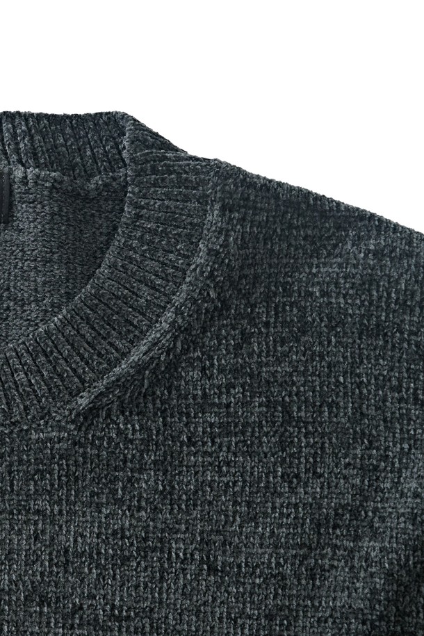 차분하고 세련된 무드의 벨로아 클래식 라운드 니트 (차콜)입니다. 부드러운 벨로아 소재로 제작되어 포근하고 고급스러운 촉감을 선사하며, 가을/겨울 시즌에 따뜻하게 착용하기 좋습니다. 레귤러 핏과 라운드넥 디자인으로 어떤 스타일에도 잘 어울리며, 베이직하고 클래식한 매력을 더합니다. 특히, 겨울 데일리룩에 활용하기 좋은 아이템입니다.
